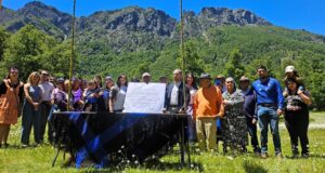 Entregan concesión de espacio fiscal contiguo al Parque Nacional Villarrica a Asociación Indígena de Curarrehue