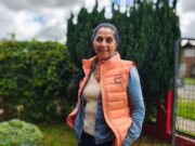 María Angélica Martínez, la escritora que convirtió el dolor de su niñez en refugio, pasó por la televisión y hoy cuenta su historia desde su hogar en Pitrufquén