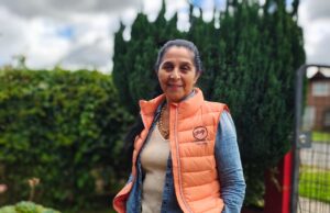 María Angélica Martínez, la escritora que convirtió el dolor de su niñez en refugio, pasó por la televisión y hoy cuenta su historia desde su hogar en Pitrufquén