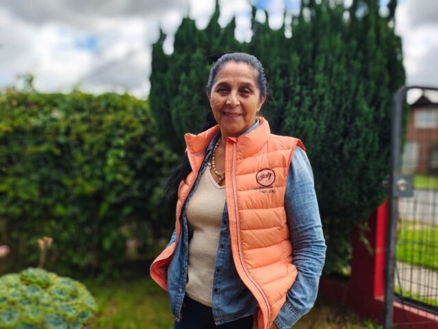 María Angélica Martínez, la escritora que convirtió el dolor de su niñez en refugio, pasó por la televisión y hoy cuenta su historia desde su hogar en Pitrufquén