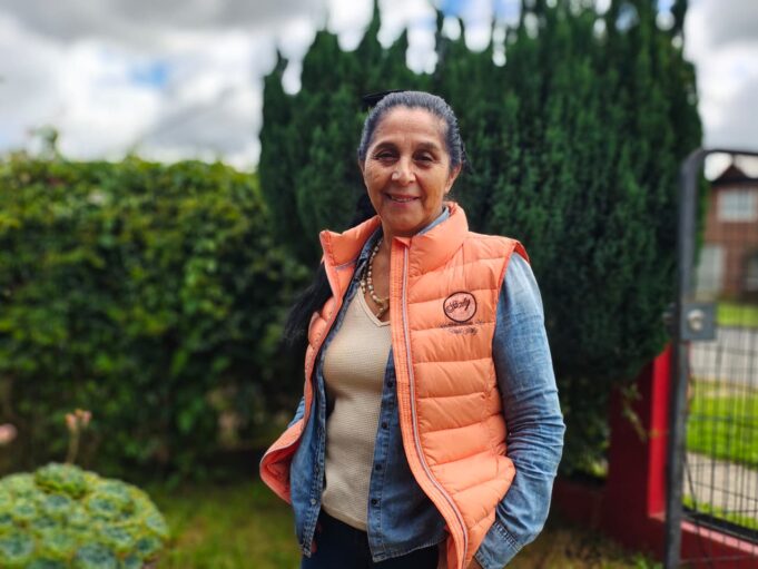 María Angélica Martínez, la escritora que convirtió el dolor de su niñez en refugio, pasó por la televisión y hoy cuenta su historia desde su hogar en Pitrufquén