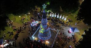 Cientos de personas dieron vida al mágico encendido del árbol navideño en plaza Balmaceda de Victoria
