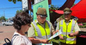 En Pitrufquén refuerzan prevención de incendios forestales con campaña informativa en la plaza de Armas