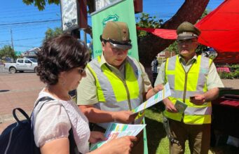 En Pitrufquén refuerzan prevención de incendios forestales con campaña informativa en la plaza de Armas