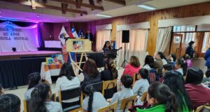 Freire conmemora los 80 años del Premio Nobel de Gabriela Mistral con emotiva ceremonia cultural