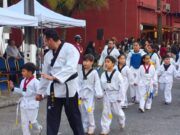 Formando instructores: escuela de Taekwondo Pitrufquén destaca por su sello inclusivo en desfile aniversario