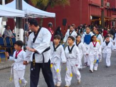 Formando instructores: escuela de Taekwondo Pitrufquén destaca por su sello inclusivo en desfile aniversario