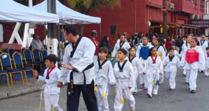 Formando instructores: escuela de Taekwondo Pitrufquén destaca por su sello inclusivo en desfile aniversario