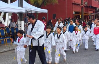 Formando instructores: escuela de Taekwondo Pitrufquén destaca por su sello inclusivo en desfile aniversario