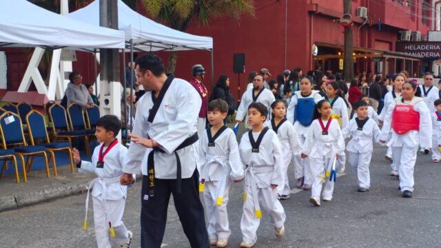 Formando instructores: escuela de Taekwondo Pitrufquén destaca por su sello inclusivo en desfile aniversario