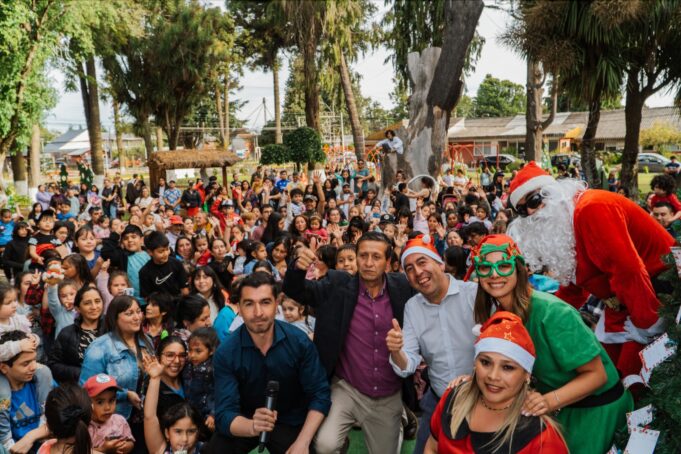 Masiva participación en el encendido del árbol de navidad en Freire