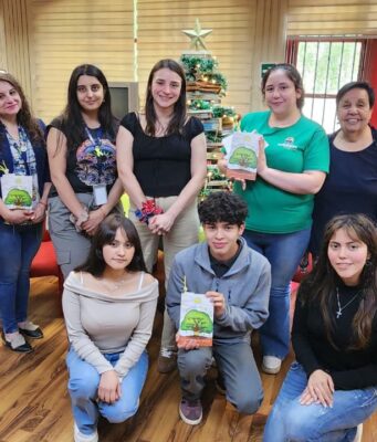 Bibliotecas municipales de Pitrufquén reciben primer libro comunal y colectivo de salud mental y prevención del suicidio