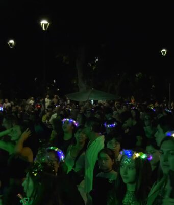Más de 15 mil personas festejaron la bienvenida al 2026 en playa grande de Pucón