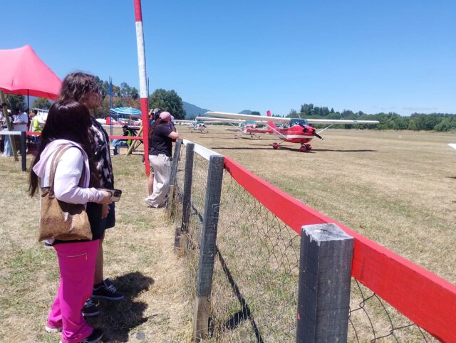 Festival aéreo de Villarrica reunió a familias y turistas de todo el país