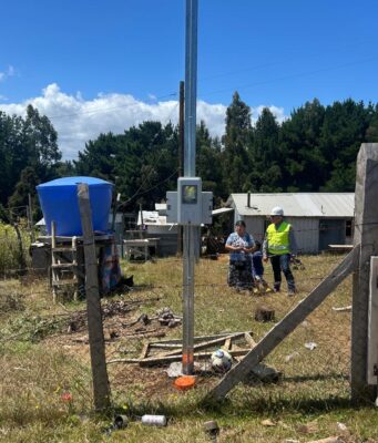 Siete familias de Isla Huapi tendrán conexión eléctrica gracias a plan preventivo impulsado por Frontel