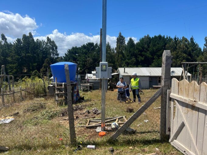 Siete familias de Isla Huapi tendrán conexión eléctrica gracias a plan preventivo impulsado por Frontel