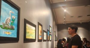 Personas mayores de Toltén inauguran muestra de acuarela «La alegría de vivir» en el centro cultural de Angol