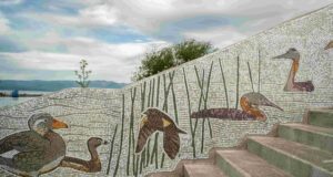 Cuando la pared se vuelve paisaje: Inauguran mural en mosaico sobre la flora y fauna del Mallolafken en Villarrica
