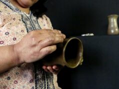 Lanzan catálogo con más de 50 obras de alfarería y orfebrería realizadas por artesanas de La Araucanía