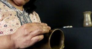 Lanzan catálogo con más de 50 obras de alfarería y orfebrería realizadas por artesanas de La Araucanía