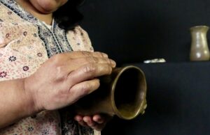 Lanzan catálogo con más de 50 obras de alfarería y orfebrería realizadas por artesanas de La Araucanía