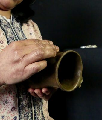 Lanzan catálogo con más de 50 obras de alfarería y orfebrería realizadas por artesanas de La Araucanía