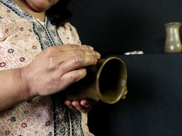 Lanzan catálogo con más de 50 obras de alfarería y orfebrería realizadas por artesanas de La Araucanía