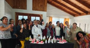 Mujeres rurales de Pitrufquén aprenden a elaborar aceites esenciales y jabones con recursos de sus propios hogares