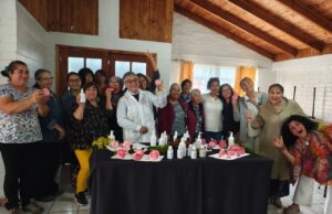 Mujeres rurales de Pitrufquén aprenden a elaborar aceites esenciales y jabones con recursos de sus propios hogares