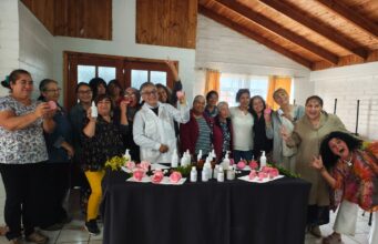 Mujeres rurales de Pitrufquén aprenden a elaborar aceites esenciales y jabones con recursos de sus propios hogares