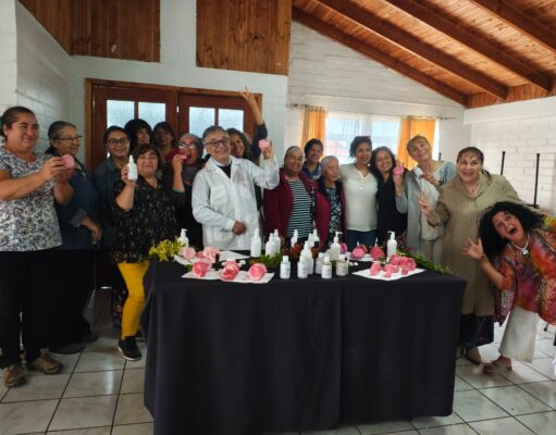 Mujeres rurales de Pitrufquén aprenden a elaborar aceites esenciales y jabones con recursos de sus propios hogares