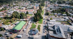 Freire inauguró los remodelados bandejones de la Avenida Schleyer
