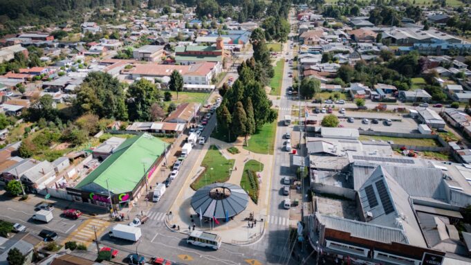 Freire inauguró los remodelados bandejones de la Avenida Schleyer