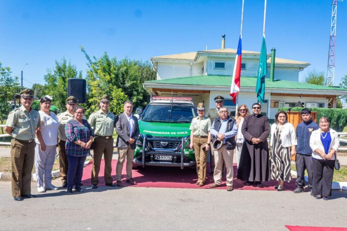 Ceremonia de entrega de vehículo policial para el retén de Barros Arana