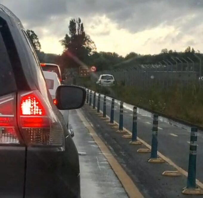 Cámaras de televigilancia municipales identifican a vehículo que pasó “por encima” de ciclovía en Pucón