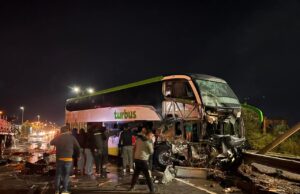 Dos muertos y más de cuarenta heridos dejó accidente entre bus y camión en Pitrufquén