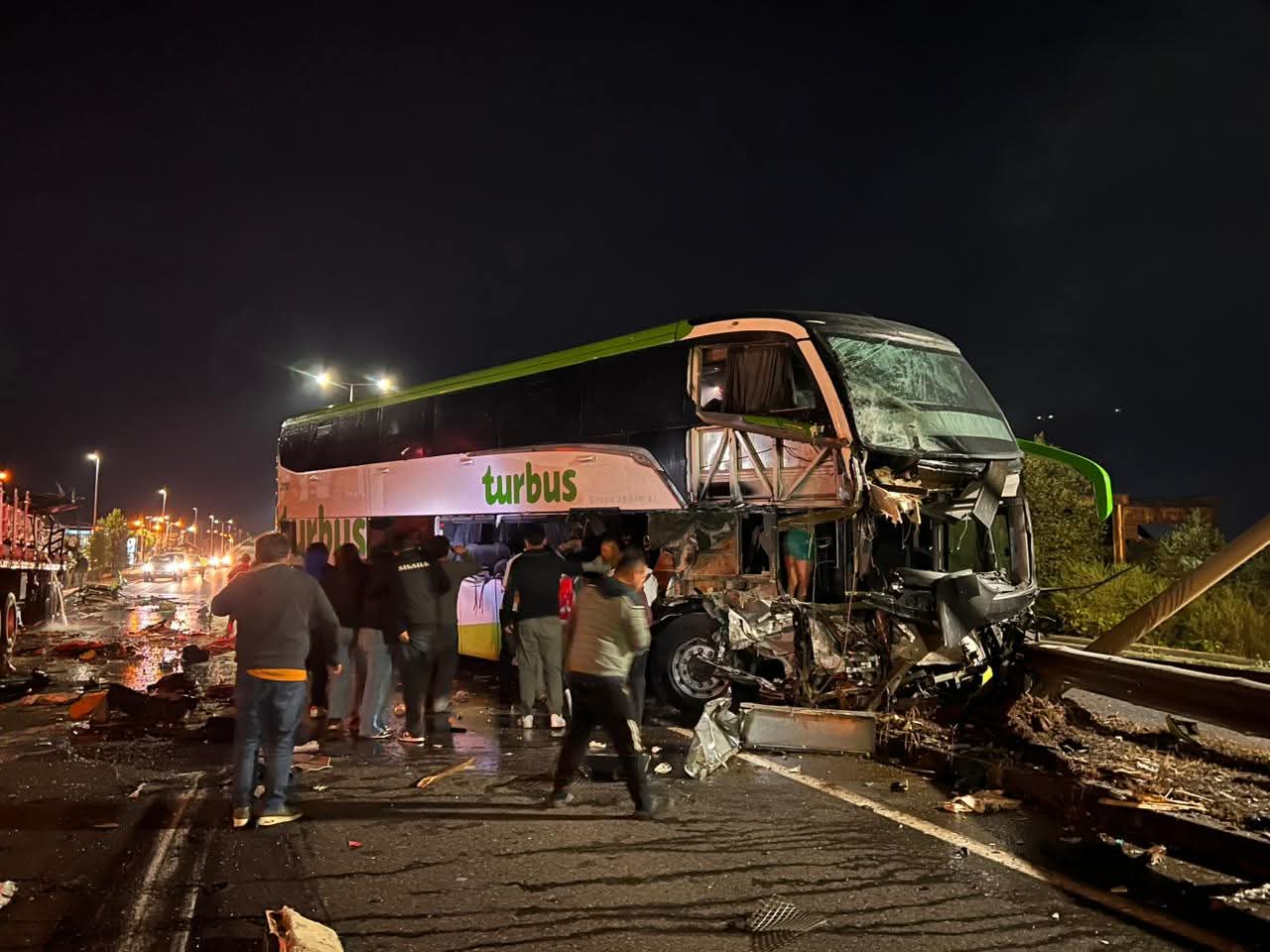 Dos muertos y más de cuarenta heridos dejó accidente entre bus y camión ...