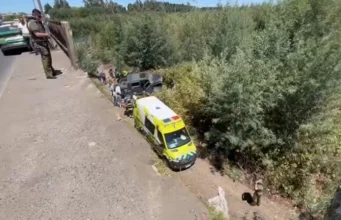 Vehículo cae al río Cautín en Temuco y deja dos personas lesionadas