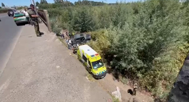 Vehículo cae al río Cautín en Temuco y deja dos personas lesionadas