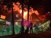 Dos viviendas destruidas y un bomberos lesionado dejó incendio en Villarrica