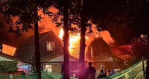 Dos viviendas destruidas y un bomberos lesionado dejó incendio en Villarrica