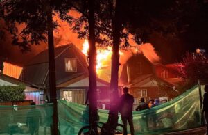 Dos viviendas destruidas y un bomberos lesionado dejó incendio en Villarrica