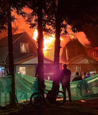 Dos viviendas destruidas y un bomberos lesionado dejó incendio en Villarrica