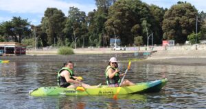 Jóvenes del programa «tránsito independiente» participan en taller de kayak en playa Pucara