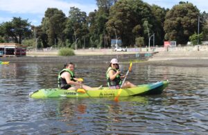 Jóvenes del programa «tránsito independiente» participan en taller de kayak en playa Pucara