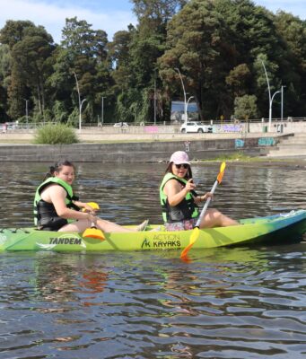 Jóvenes del programa «tránsito independiente» participan en taller de kayak en playa Pucara