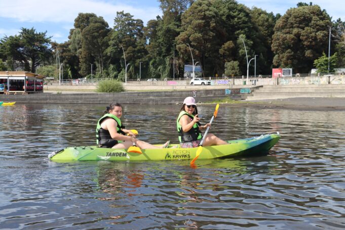 Jóvenes del programa «tránsito independiente» participan en taller de kayak en playa Pucara