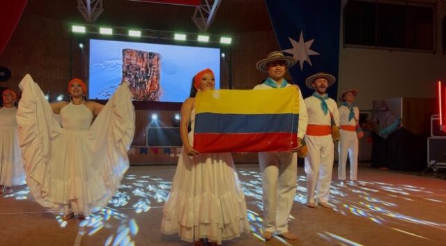 Cholchol vibró con lo mejor del folclore internacional junto a la compañía danzas de América