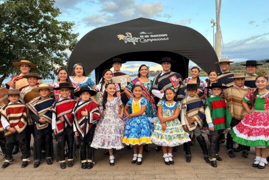 Club de cueca Los Chamantos realiza su última intervención urbana del verano 2026