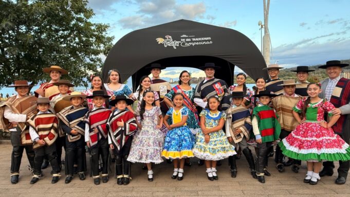 Club de cueca Los Chamantos realiza su última intervención urbana del verano 2026